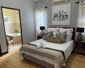 Afri-Lala Bed & Breakfast - La Lucia - Bedroom