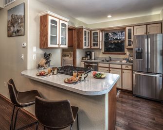 Midtown Riverfront by Ruidoso Vacation Rentals - Ruidoso - Cuisine