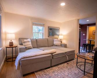 The Creekside Cottage: Downtown | Pet-Friendly - Shepherdstown - Living room