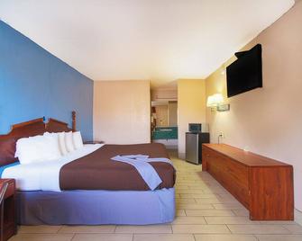 Regency Inn By OYO Three Rivers - Three Rivers - Bedroom