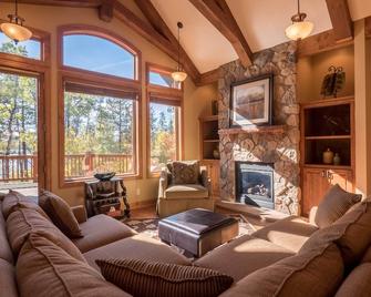 Lakefront Giants Ridge Retreat Near Ski and Golf! - Biwabik - Living room