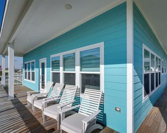 Steps to Ocean: Home w/ Deck in Crystal Beach! - Crystal Beach - Balcony