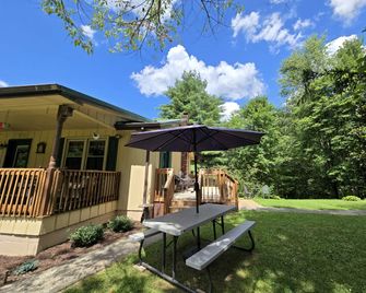 Secluded Cabin Rental Tucked Away in the Forest near London, Kentucky - London - Patio