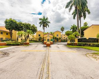 Charming Kendall Home - Kendall - Building