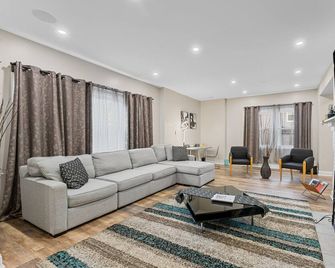 Book Now, Lounge & Cozy Pergola Vibes Lounge & Grill, Sleeps 12 - Lansdowne