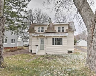 Walk to Lake Superior: Ontonagon Home w/ Fire Pit! - Ontonagon - Edificio