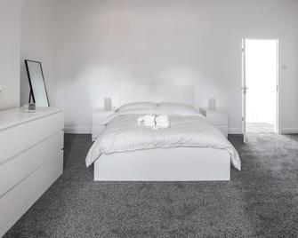 Spacious 4 Bed House in Birmingham, Suitable for Contractors - Birmingham - Bedroom