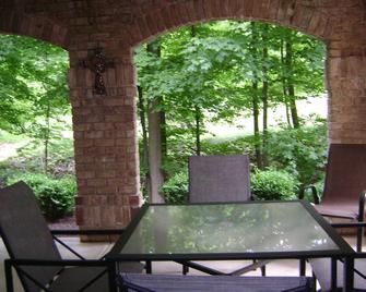 Private 2 Bedroom 2 Bathroom Apartment With Full Kitchen & Patio - Broadview Heights - Patio
