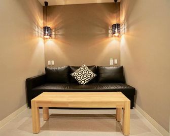 Hotel 88 Shinsaibashi - Osaka - Living room