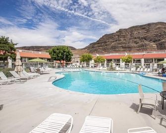 Crescent Bar Getaway-Pool/Beach/River, Gorge Concerts, Wineries, Sunshine & Ski! - Quincy - Zwembad