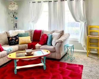 The Polka Dot Cottage: A cute 1950`s vibe - Price - Huiskamer