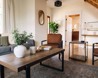 The 1850 Retreat Chambersburg - Chambersburg - Living room