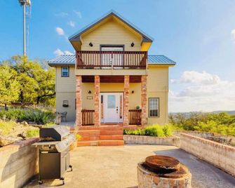 Rancho Vista Cabin - Frio - Garner - Sleeps 10 - Concan - Building