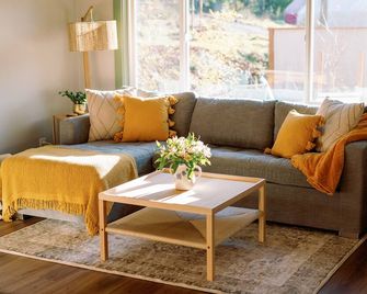 Relaxing Cabin Retreat in Shawnigan Lake & Pet Friendly! - Shawnigan Lake - Вітальня