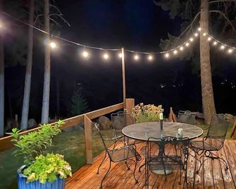 Life in the Woods - Minutes to town! Mt. Emily Retreat at the MERA Trailhead! - La Grande - Innenhof