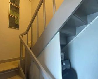 Cosy room with minikitchen in charming Miðvágur, close to the airport. - Miðvágur - Stairs