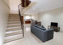 Astra Bella Apartment - Unit 2 - Dumaguete City - Huiskamer