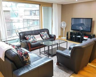 Spacious and modern, great for families - Seoul - Living room