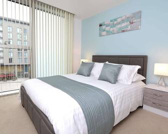 Stylish City Centre Apartment - Home From Home With Fully-Equipped Kitchen, Smart Tv, Netflix, Superfast Wifi, Free Parking, Self Check-In - By Brightleap Apartments - Milton Keynes - Bedroom