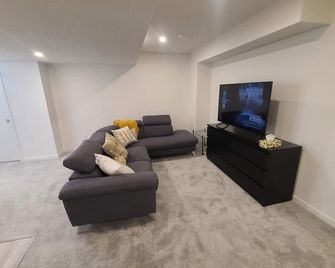 Luxurious 1-bedroom basement suite in marvelous Airdrie 15 minutes to the Airpor - Airdrie - Living room