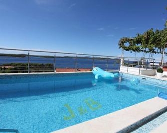 J&B Holiday House Hvar - Hvar - Pool