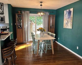 Midcentury traditional house in delightful Norfolk with AC, WiFi, fitness room - Norfolk - Comedor