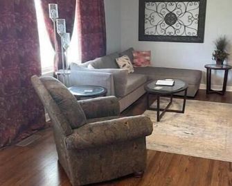 4 bedroom home in Lebanon - Lebanon - Living room