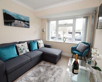 Central Windsor Stunning 4 Bedroom Spacious Modern House - Windsor - Living room