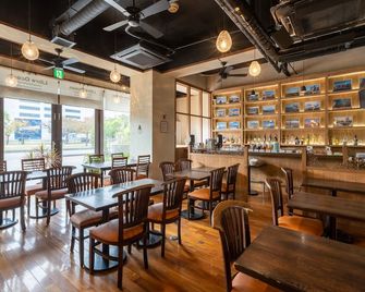 Libre Garden Hotel - נאהא - מסעדה