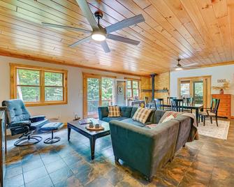 Thendara Cabin on Moose River w/ Game Room! - Old Forge - Sala de estar