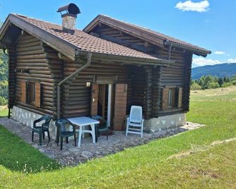 Chalet surrounded by greenery near MTB routes - Castello Tesino - Patio