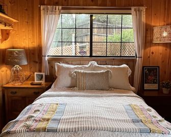 Charming Petersen Cottage Rustic Luxury - Pine Valley - Bedroom