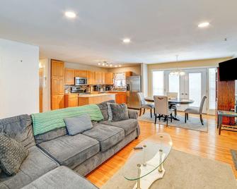 4 Mi to Dtwn Pet-Friendly Home in Utica - Utica - Living room