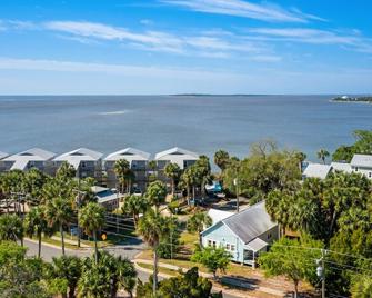 Pete's Retreat 3 bedroom 2 bath rental with direct beach access and kayak launch - Cedar Key - Outdoors view