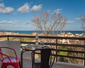 THE BONGOS - Socially Conscious Rooms, Part of the room rate goes to charity - Maleme - Balkon