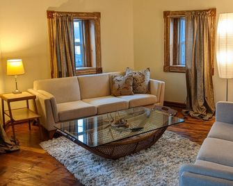 Large Loft Apartment - Utica - Stue
