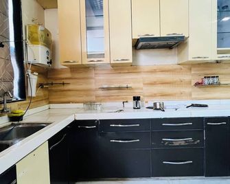 Spacious 4-bedroom apartment with WiFi, AC in vibrant Jaipur - Jaipur - Cuisine