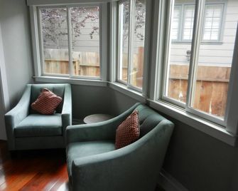 Renovated 2br, 2 Ba + Den Carmel Charmer - Gingerbread Cottage - Carmel-by-the-Sea - Living room