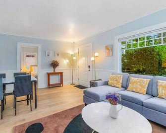 Skyline Blue House in Greenwood - Seattle - Living room
