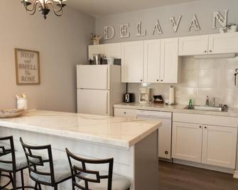 233 - One Bedroom Malibu Beach-Style Condo - Delavan - Kuchyň