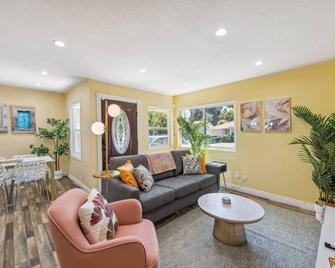 Crawford Poolhouse near many conveniences - Concord - Living room