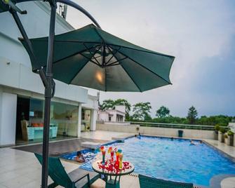 Barsana Hotel & Resort Siliguri - Siliguri - Pool