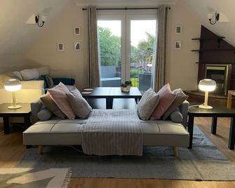 Light, Bright and Airy Apartment - Totland - Living room
