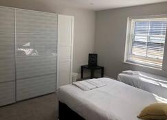 Captivating 2-Bed Apartment in Brentwood - Brentwood - Bedroom
