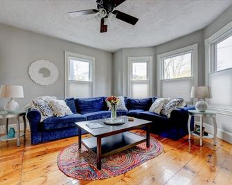 Great 2 bedroom apartment on Munjoy Hill! Private backyard - walk everywhere! - Portland - Living room