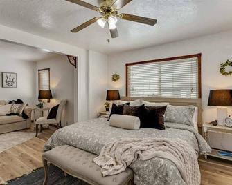 King Bed Full Kitchen Central Location - West Valley City - Bedroom