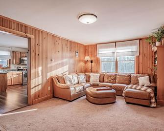 Spacious 3 bedroom Four Season house in Historical Bethel - Bethel - Living room