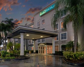 La Quinta Inn & Suites by Wyndham Naples East (I-75) - Naples - Byggnad