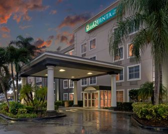 La Quinta Inn & Suites by Wyndham Naples East (I-75) - נייפלס - בניין