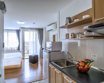 โรงแรมและเซอร์วิสอพาร์ทเมนต์ วินเนอร์ ปราจีนบุรี - บ้านบุยายใบ - ห้องครัว